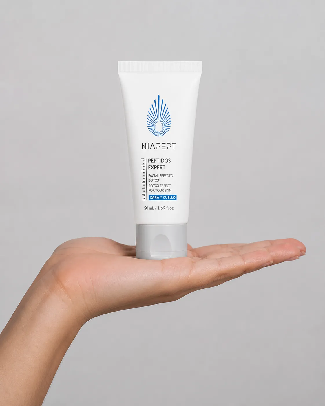 Niapept — the package held in a hand